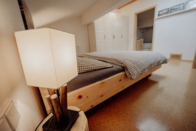 Zirbenholzbett für erholsamen Schlaf