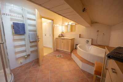 Badezimmer mit Eckbadewanne und Dusche