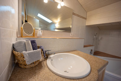 Bad mit Steinwaschtisch