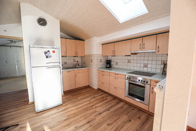 Küche mit Geschirrspüler