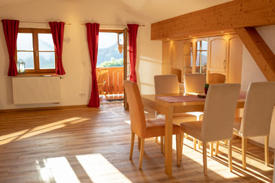 Wohn-/Esszimmer mit anschließendem Balkon